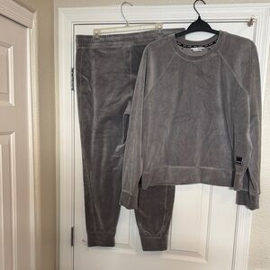 DKNY Cozy Luxurious Velour Gray silver Set, size L, perfect!